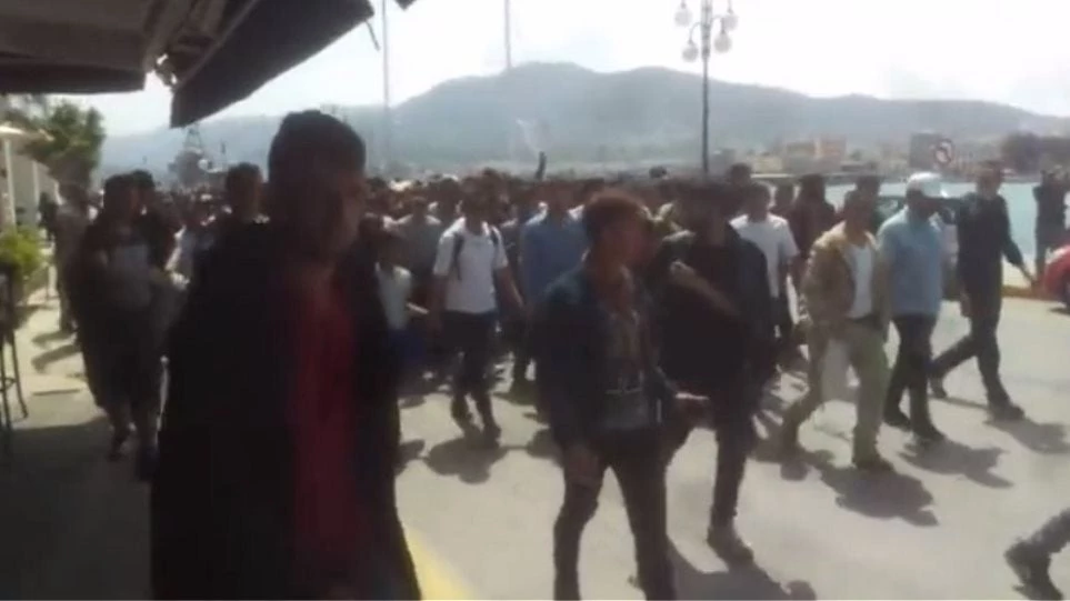 Η Ελλάς εάλω: Μεγάλη διαδήλωση προσφύγων από τη Μόρια προς το κέντρο της Μυτιλήνης